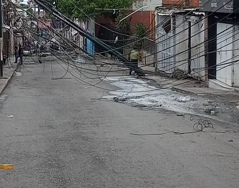 Fuertes vientos derriban tendidos eléctricos en La Guaira