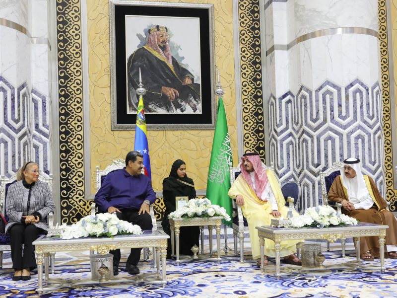 Nicolás Maduro llega a Arabia Saudí para reuniones con el rey y el príncipe heredero