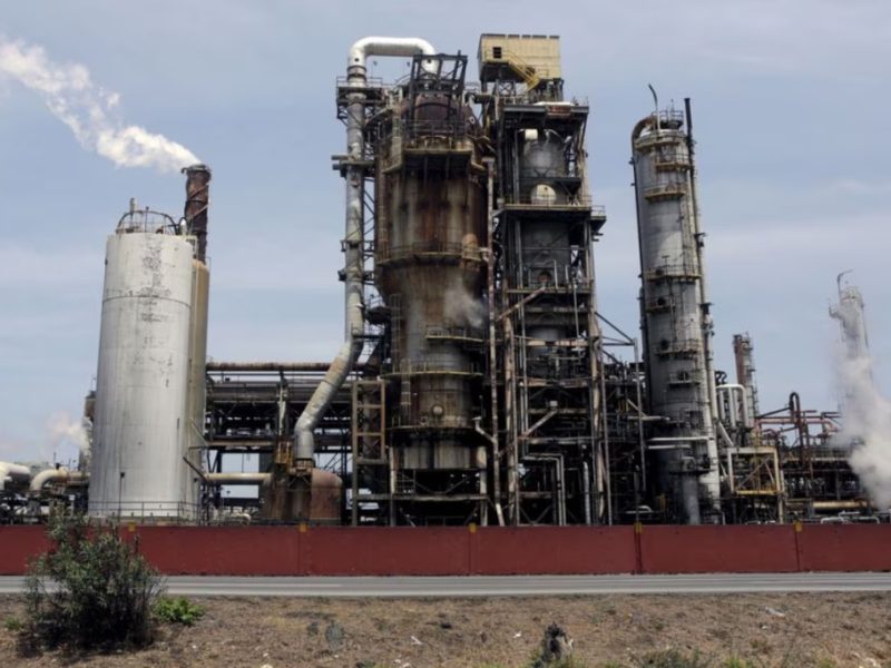 Ministro de Petróleo visita refinería de El Palito entre expectativas por su reactivación