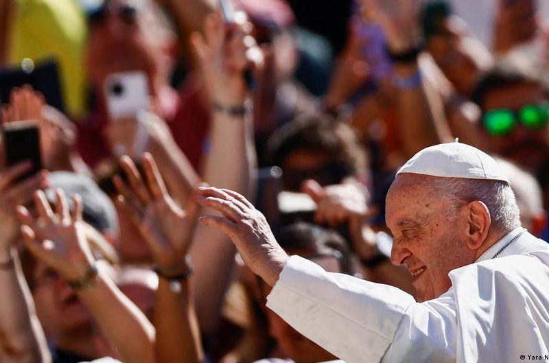 El papa continúa mejorando y trabaja en el hospital