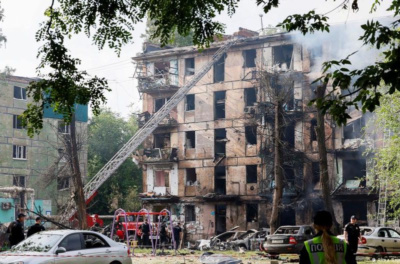 Ataque contra ciudad natal de Zelenski deja seis muertos en centro de Ucrania
