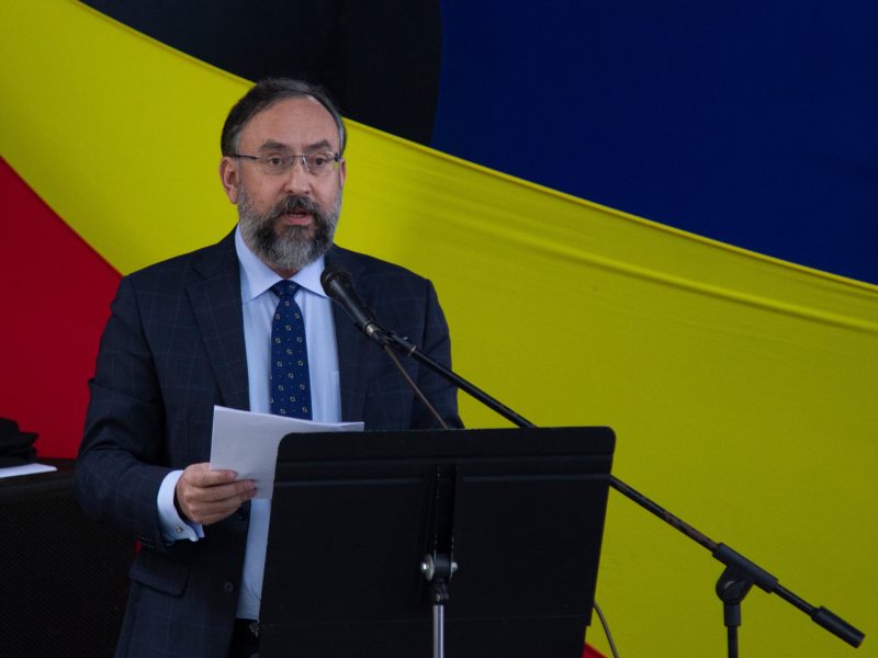 Casal dice que no responderá a quienes atacan la primaria