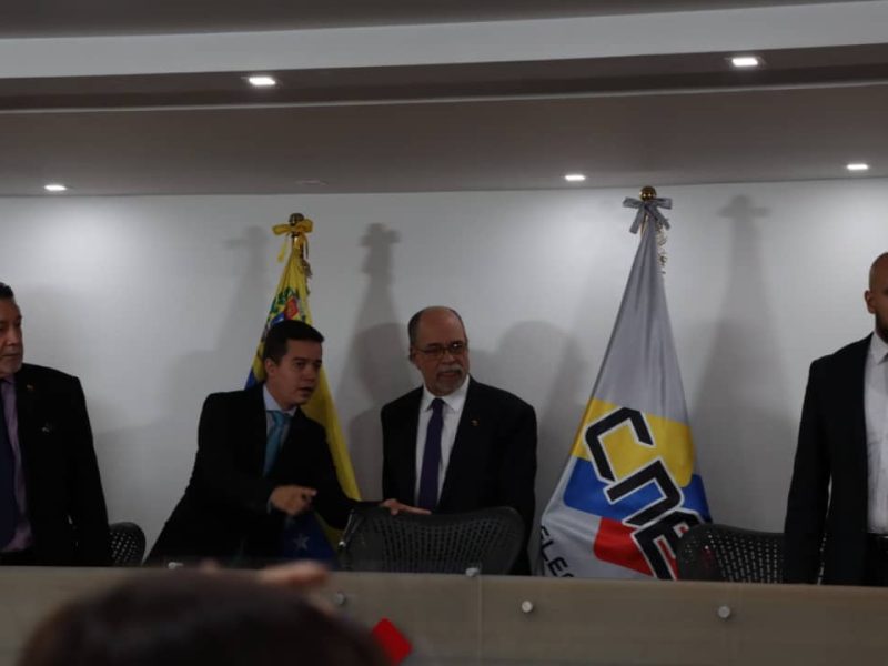 Presidente del CNE y rectores ligados al chavismo ponen sus cargos a la orden