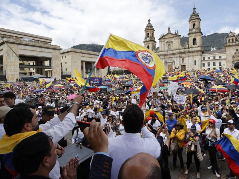Marchas en contra del Gobierno de Gustavo Petro llegan a la Plaza de Bolívar en Bogotá