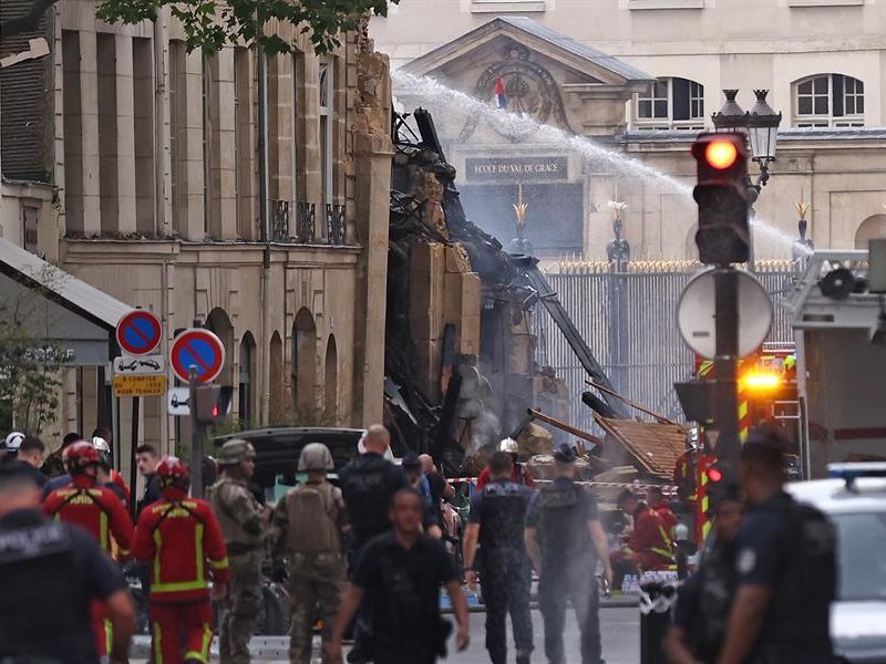 Explosión de gas en centro de París causa al menos 16 heridos, 7 muy graves