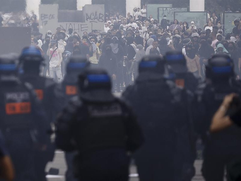 Macron califica de "injustificables" disturbios en Francia que han dejado unos 150 detenidos