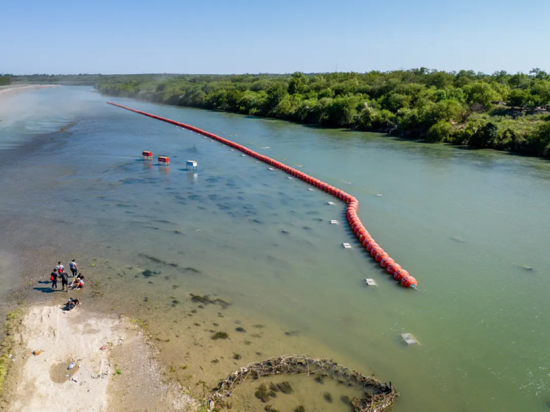 Biden demanda a Texas por boyas con púas en el río Grande