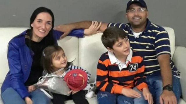 Maikel (a la dcha.) junto con Tadeo, su esposa y su hija menor.