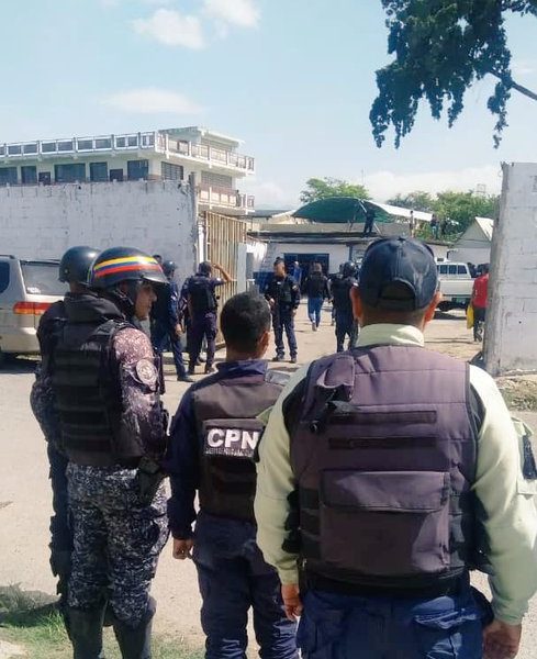 Cuatro funcionarios
