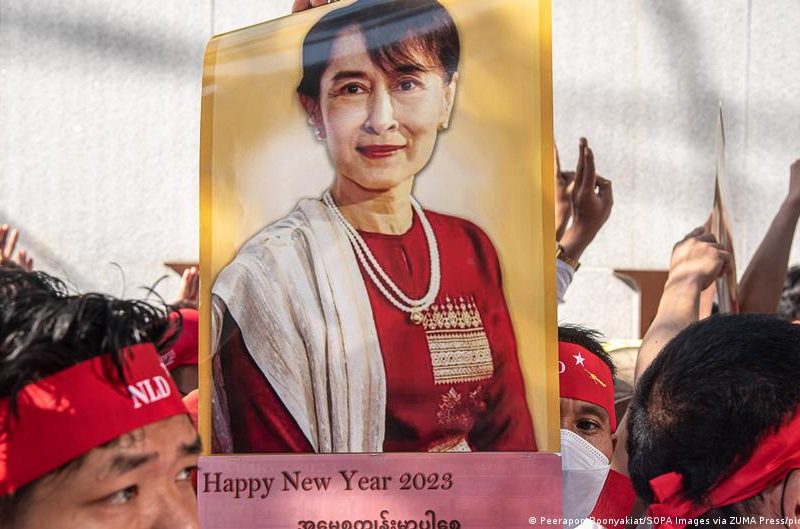 Junta militar de Birmania saca a Aung San Suu Kyi de prisión
