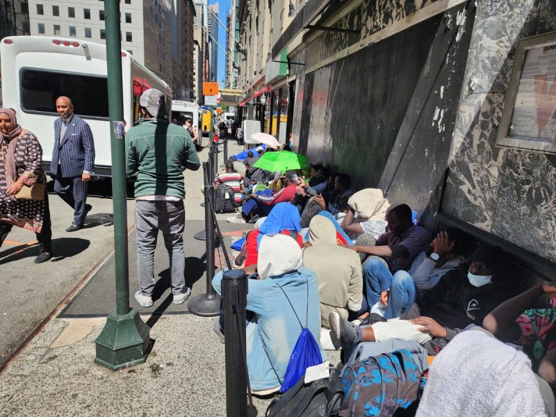 Inmigrantes recién llegados hacen larga cola en busca de albergue y trabajo en Nueva YorkInmigrantes recién llegados hacen larga cola en busca de albergue y trabajo en Nueva York