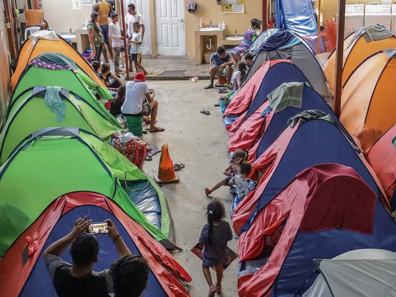 Unas 121.000 personas fueron desplazadas o confinadas en Colombia en 2023 por el conflicto