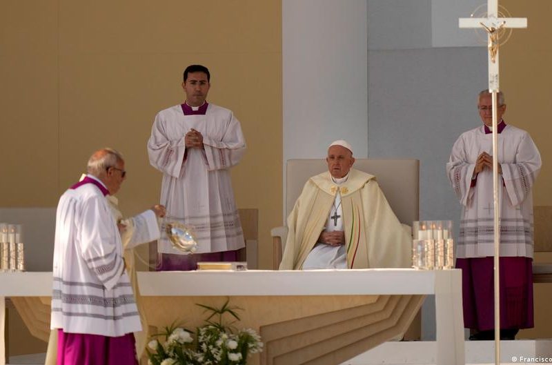 El papa concluye su visita a Portugal con una misa multitudinaria