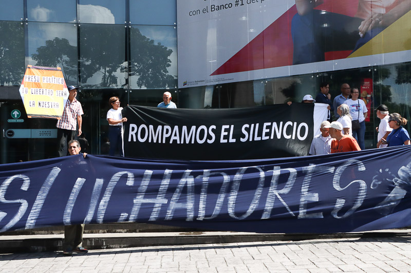 Comité por la libertad de los Luchadores Sociales y Presos Políticos y gremios de educación y salud protestan en las afueras de la Pnud para exigir la liberación de los seis trabajadores condenados (Mairet Chourio)