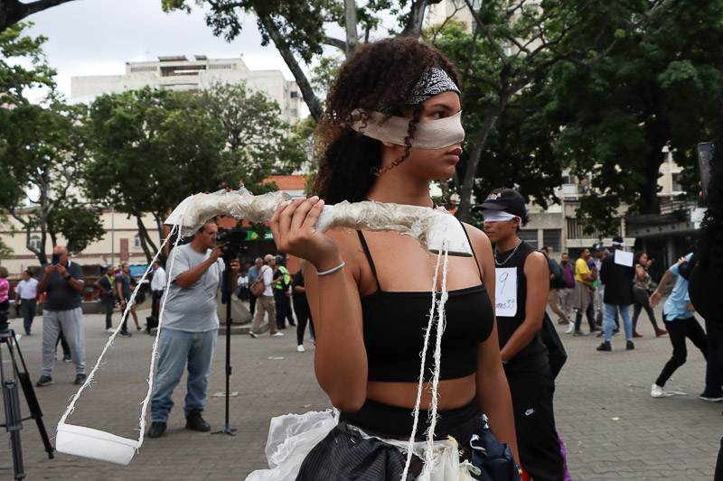 Activistas de la población Lgbtiq hacen un performant por la detención de las 33 personas en Carabobo (Mairet Chourio)