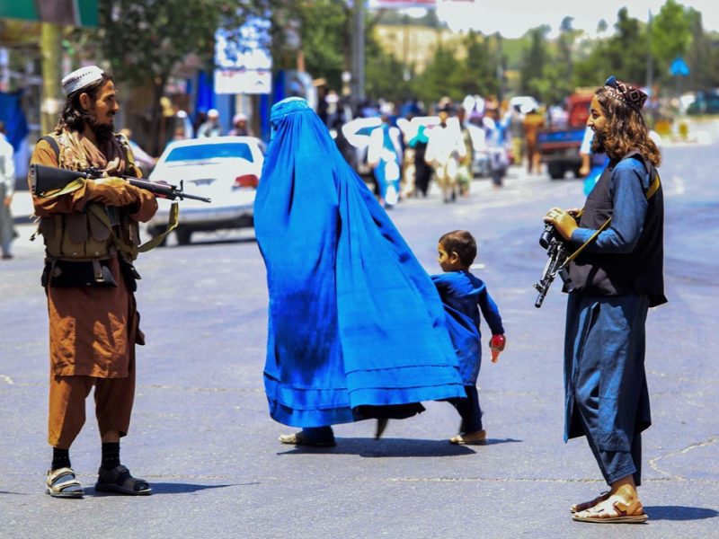 Dos años de gobierno de los talibanes: menos derechos, más pobreza y castigo a las mujeres