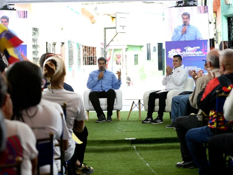 Maduro pide crear centros de votación en "el epicentro de cada comunidad"