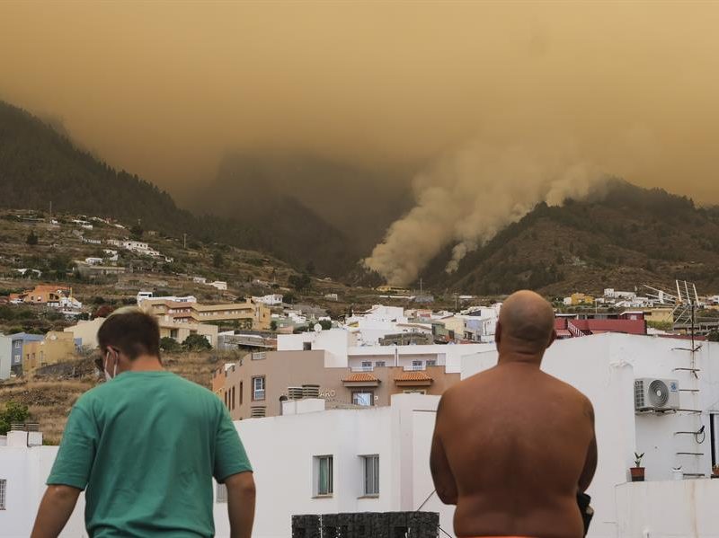El fuego en la isla de Tenerife arrasa 11.600 hectáreas y hay 12.000 evacuados