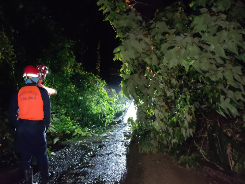 Lluvias: vías obstruidas, una iglesia y viviendas con daños en Táchira