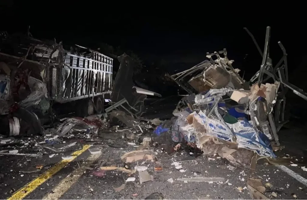 Mueren 15 migrantes, la mayoría venezolanos, en accidente de autobús en México