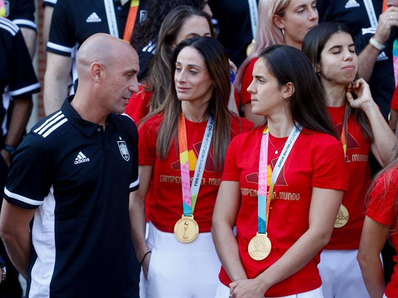 Presidente del Atlético de Madrid pide la renuncia de Rubiales