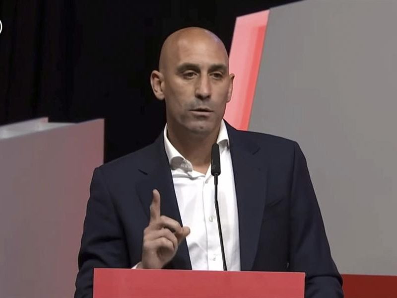Rubiales renuncia a presidencia de Federación Española de Fútbol