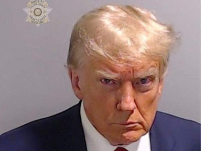 La insólita foto policial del expresidente Trump tras entregarse a la Justicia en una prisión en Georgia