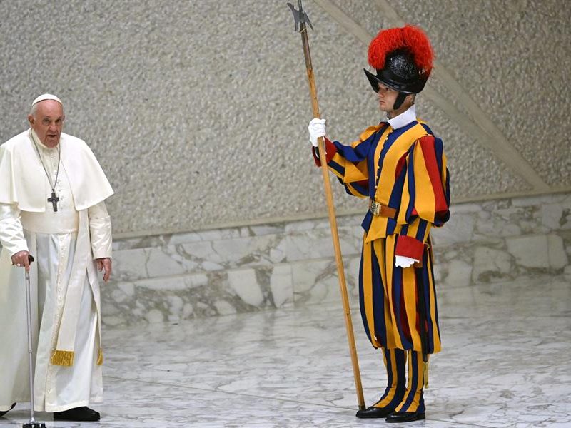 El papa llama a los periodistas a combatir la desinformación