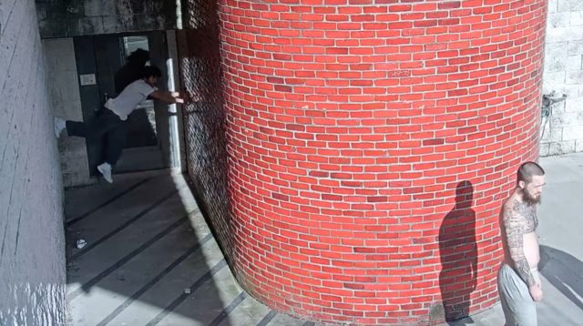 Cavalcante (izquierda) comienza a escalar la pared