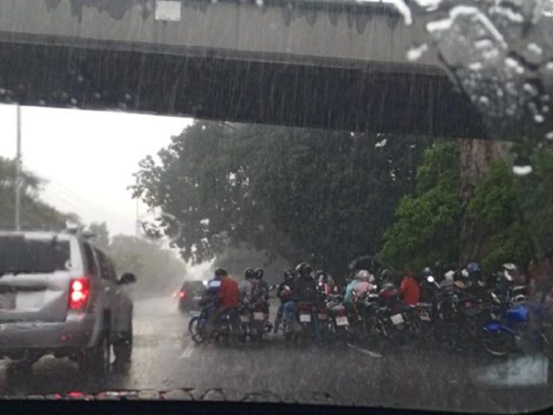 Lluvias vespertinas sorprenden a caraqueños este 8 de septiembre