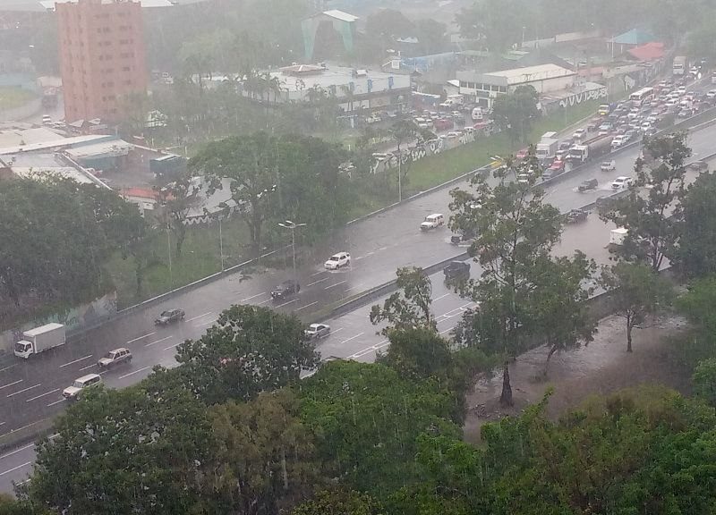 Avenidas, calles y túneles anegados y árboles caídos dejan lluvias en Caracas