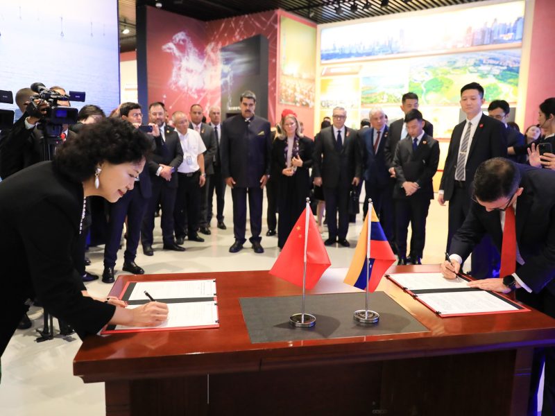 Venezuela y China firman acuerdo para desarrollo y modernización de zonas económicas especiales