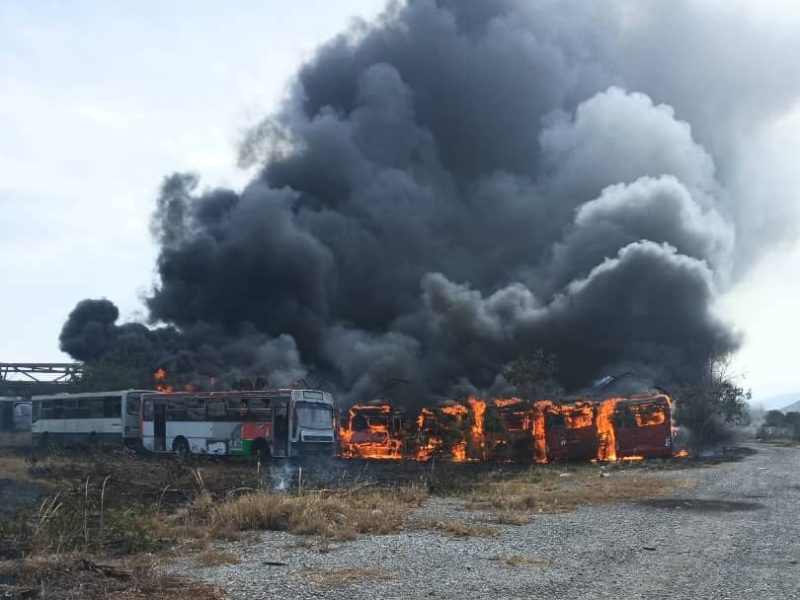 Ardieron autobuses desincorporados de Transbarca en Lara