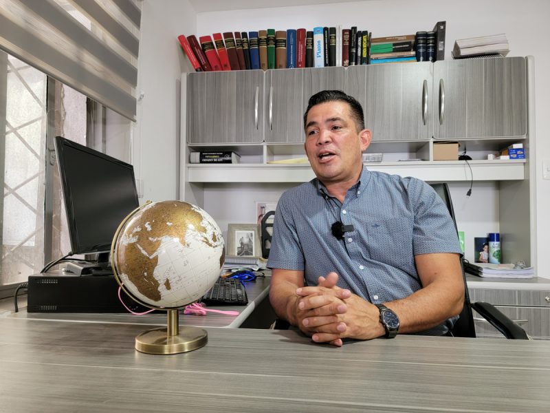 Un exmilitar venezolano deportado de EE.UU. apoya a migrantes en la frontera de México