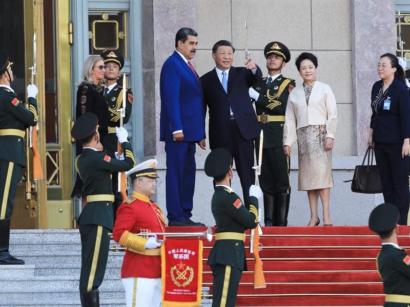 Maduro culmina su visita a China con una nueva alianza estratégica y un teléfono Huawei