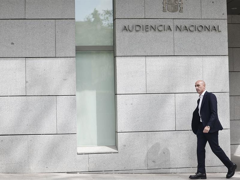 Juez prohíbe a Rubiales acercarse a 200 metros de Jenni Hermoso