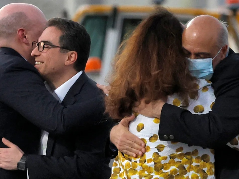 Cinco estadounidenses liberados por Irán llegan a Estados Unidos