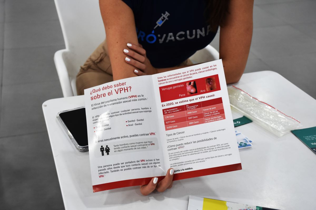 Folleto VPH en jornada de vacunación 