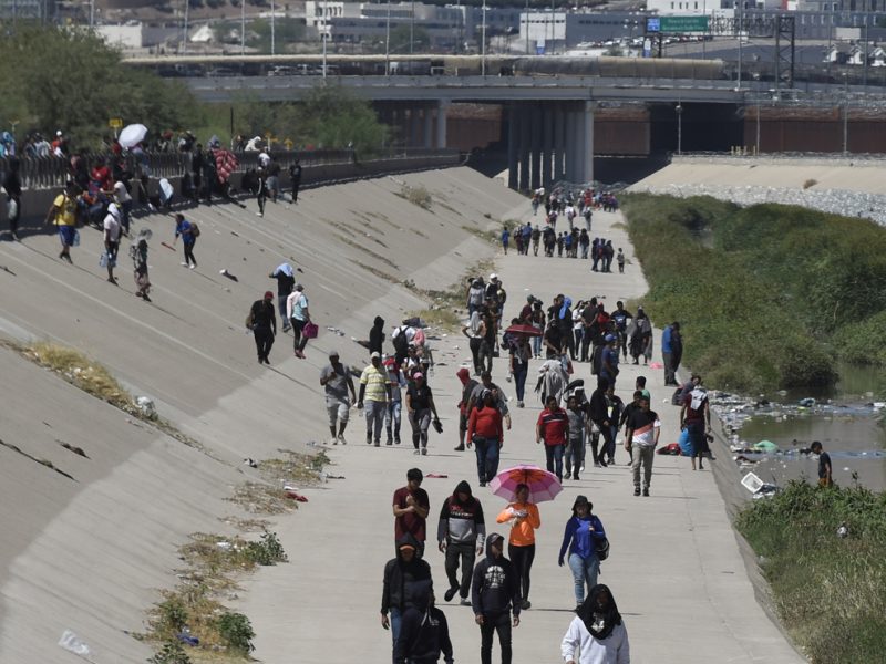 Autoridades disuelven campamento de migrantes en la frontera de México-EEUU