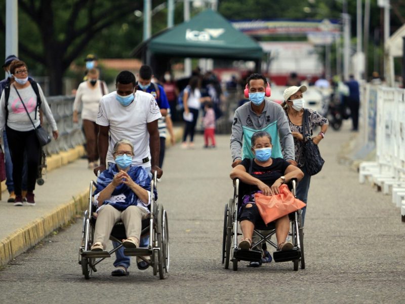 Migrantes venezolanos de la tercera edad son invisibilizados en países de acogida, alerta CDH Ucab