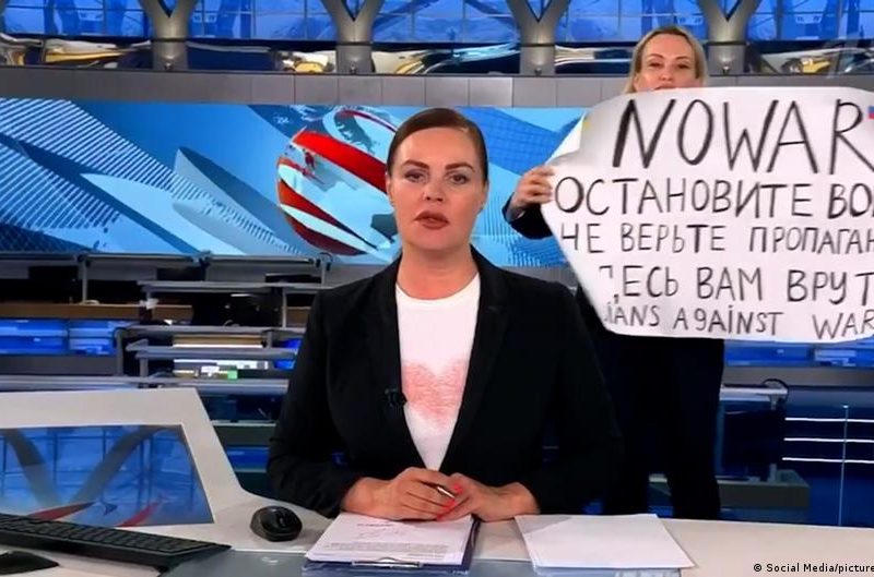 Condenada la periodista rusa que protestó contra la guerra en televisión