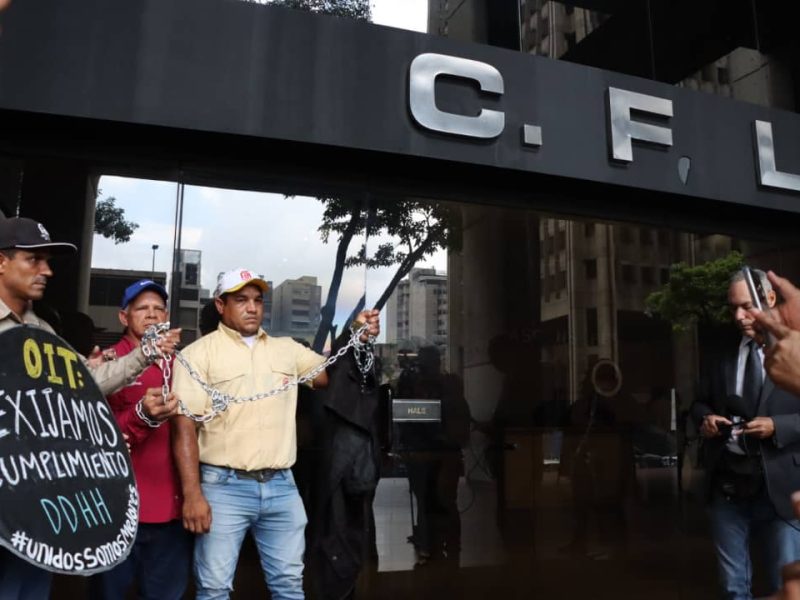 Trabajadores de Ferrominera se encadenan en Defensoría del Pueblo