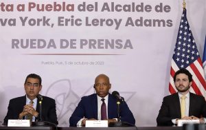 Alcalde de Nueva York dice en México que llegada de migrantes ha "desbordado" a la ciudad