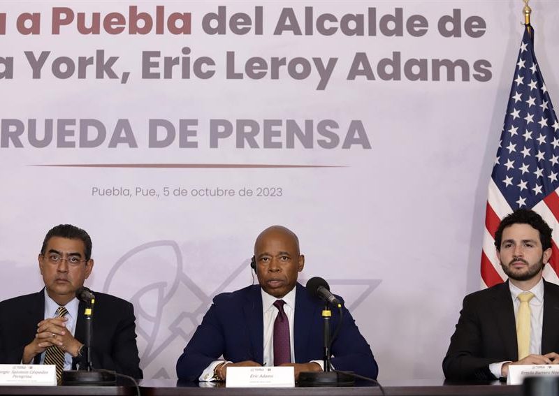 Alcalde de Nueva York dice en México que llegada de migrantes ha "desbordado" a la ciudad