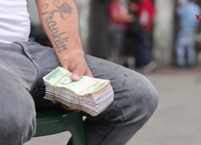 Casas de cambio callejeras, otra cara de la dolarización en Venezuela