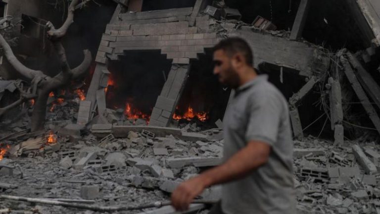 Israel advierte que los bombardeos "son solo el comienzo" y Hamás amenaza con ejecutar rehenes con cada ataque a Gaza