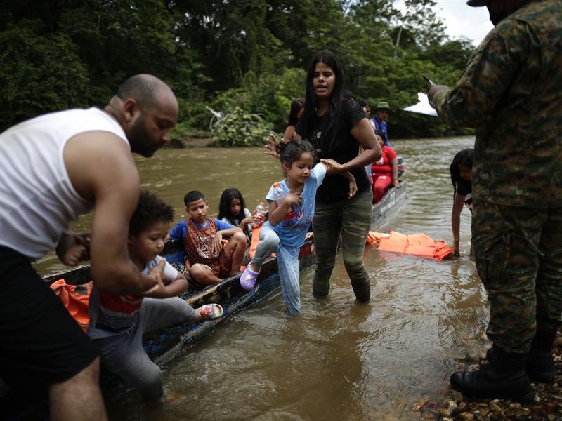 Panamá y Costa Rica activan un "corredor humanitario" para traslado directo de migrantes