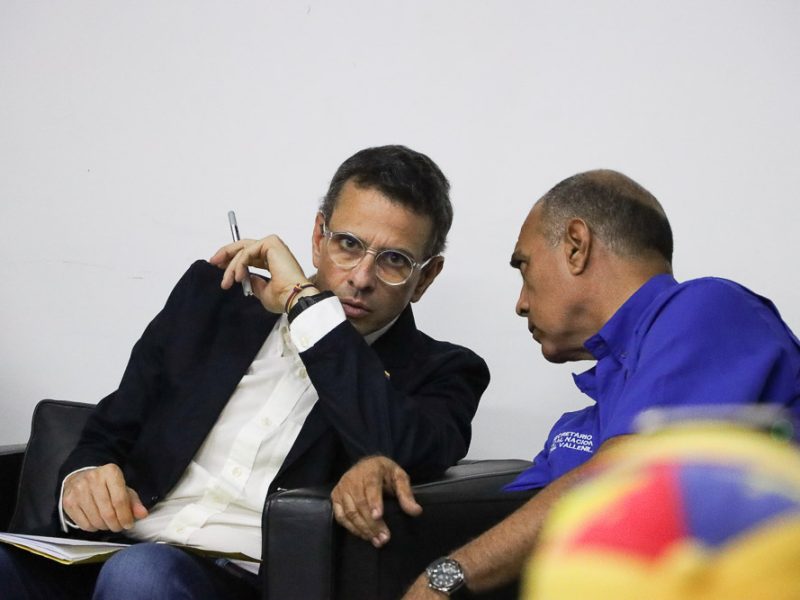 Una reflexión multidimensional sobre el retiro de Capriles de la primaria