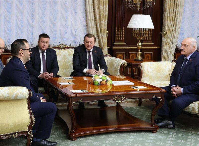 Canciller venezolano acuerda con Lukashenko "relanzar" las relaciones