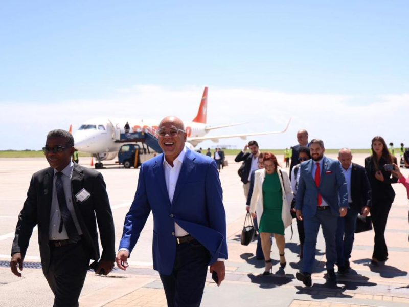 Delegación del Gobierno venezolano llega a Barbados para retomar diálogo con la oposición